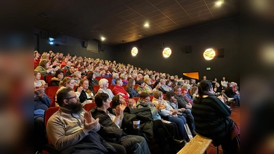 Die Veranstaltung war gut besucht, sogar Bänke mussten dazugestellt werden. (Foto: Landkreis Holzminden)