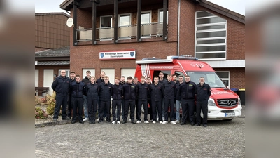 Die Teilnehmer des Funk- und Kartenkunde-Lehrgangs der Feuerwehr Beverungen gemeinsam mit ihren beiden Ausbildern (ganz links und ganz rechts) nach erfolgreich abgeschlossener Ausbildung. (Foto: Alexander Bönning)