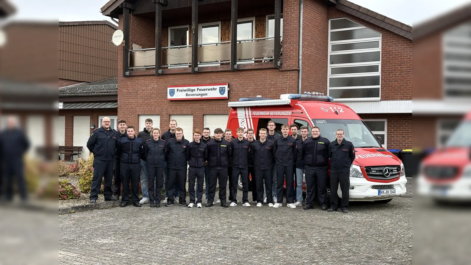Die Teilnehmer des Funk- und Kartenkunde-Lehrgangs der Feuerwehr Beverungen gemeinsam mit ihren beiden Ausbildern (ganz links und ganz rechts) nach erfolgreich abgeschlossener Ausbildung. (Foto: Alexander Bönning)