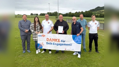 Überraschung für Dirk Warnecke vom TSV Heinade (Mitte). Hartmut Kumlehn (3.v.r.) vom Kreissportbund hat ihm die Urkunde „Ehrenamt überrascht“ überreicht. (Foto: Kreissportbund)