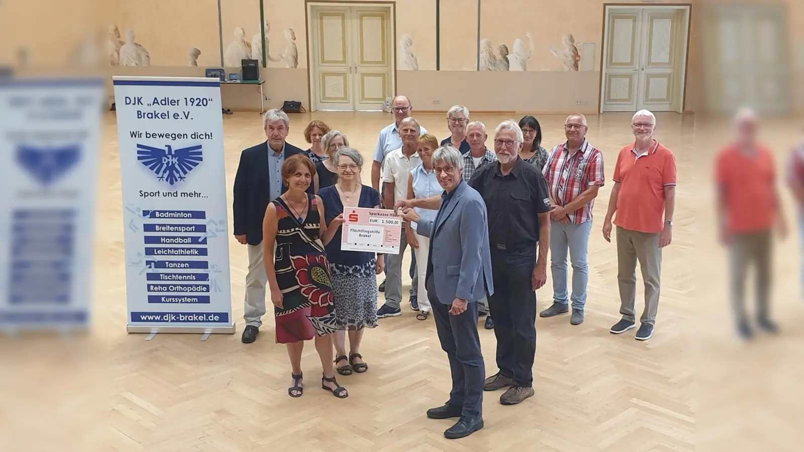 V.l.: Bürgermeister Hermann Temme, Karin Schell (1. Vorsitzende Förderverein ökumenische Flüchtlingshilfe), Marion Benzait (Flüchtlingshilfe Stadt Brakel), Hans-Jürgen Borchert (1. Vorsitzender DJK), Rudolf Mönikes (Flüchtlingshilfe Stadt Brakel) und Mitglieder der Tanzabteilung der DJK. (Foto: privat)