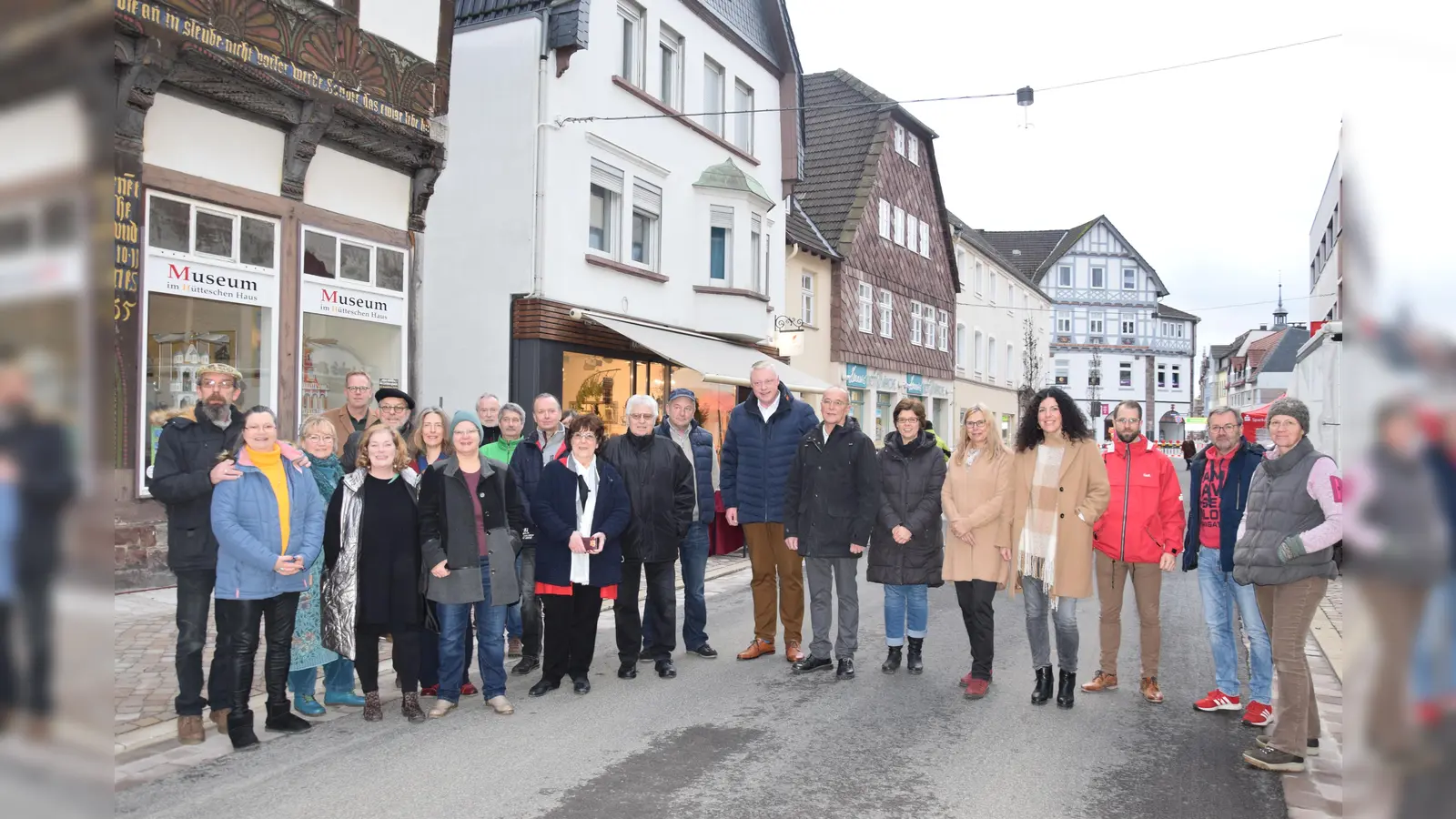„Wirklich schön geworden”: Zur Wiedereröffnung der Nicolaistraße stellten sich die Akteure und Bürgermeister Daniel Hartmann (8.v.r.) gern auf zum Gruppenbild. (Foto: Marc Otto)