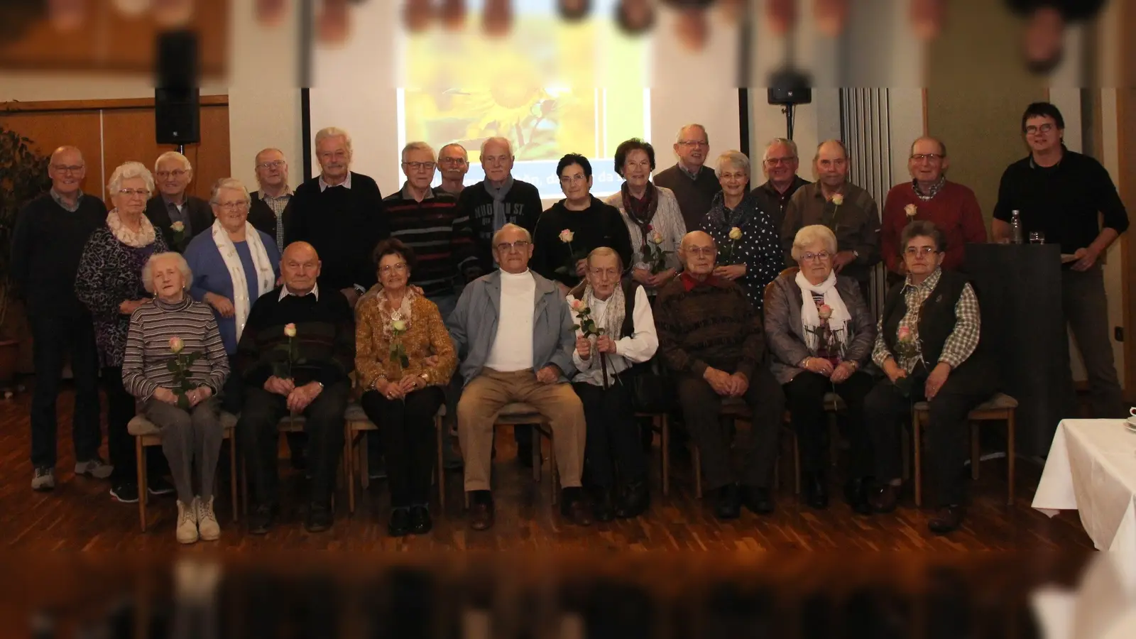 Kaffee, Torte, Kuchen, eine Rose und ein geselliger Nachmittag: (Stehend v.l.) Ernst Wieneke, Berta Papaioannou, August Wegener, Gerda Hilke, Robert Heuer, Dieter Scheede, Horst Siegert, Klaus Steingräber, Wolfgang Born, Erika Oppermann, Karin Krudewig, Karl Hödicke, Lilo Hödicke, Dieter Steingräber, Hermann Holz, Siegbert Päth, Jörg Grabowsky. (sitzend v.l.) Gisela Washausen, Botho Fetter, Hilde Höholt, Erich Walleit, Gertrud Kempe, Herbert Engelhardt, Christa Kasimir, Gisela Engel. (Foto: Foto: SC Schoningen)