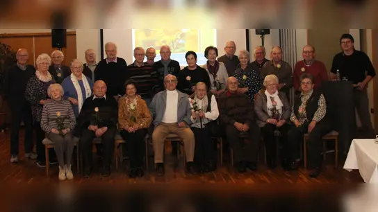 Kaffee, Torte, Kuchen, eine Rose und ein geselliger Nachmittag: (Stehend v.l.) Ernst Wieneke, Berta Papaioannou, August Wegener, Gerda Hilke, Robert Heuer, Dieter Scheede, Horst Siegert, Klaus Steingräber, Wolfgang Born, Erika Oppermann, Karin Krudewig, Karl Hödicke, Lilo Hödicke, Dieter Steingräber, Hermann Holz, Siegbert Päth, Jörg Grabowsky. (sitzend v.l.) Gisela Washausen, Botho Fetter, Hilde Höholt, Erich Walleit, Gertrud Kempe, Herbert Engelhardt, Christa Kasimir, Gisela Engel. (Foto: Foto: SC Schoningen)