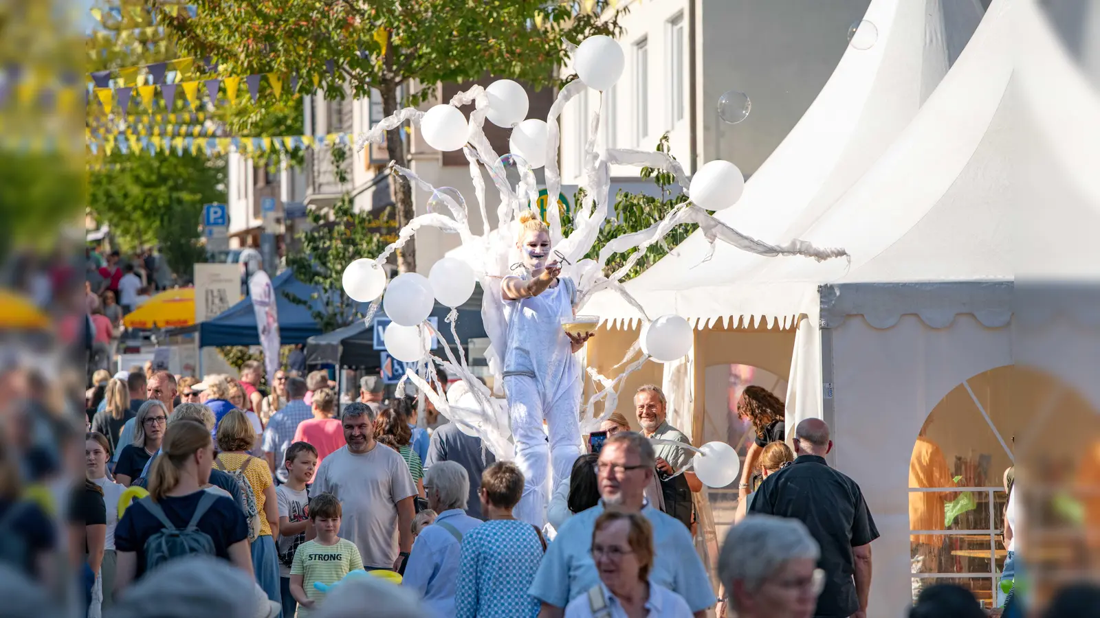 Ein buntes Glasstadtfest erwartet die Besucher. (Foto: Bad Driburger Touristik GmbH)