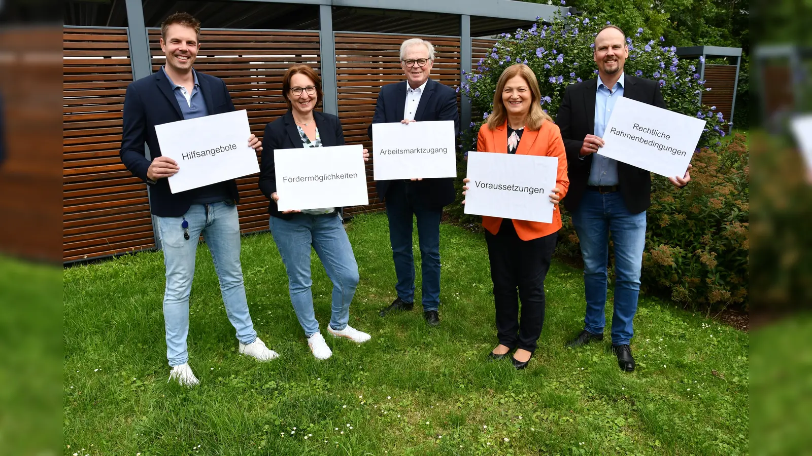 Laden ein zur Informationsveranstaltung für Unternehmen, die Menschen mit internationaler Familiengeschichte oder Fluchthintergrund einstellen oder ausbilden möchten: Kreisdirektor Klaus Schumacher (Mitte), der Leiter der Abteilung Bildung und Integration, Dominic Gehle, der Leiterin des KI, Filiz Elüstü, Alan Monetha und Dragana Jurukovic vom Kreis Höxter (von rechts). (Foto: Kreis Höxter)
