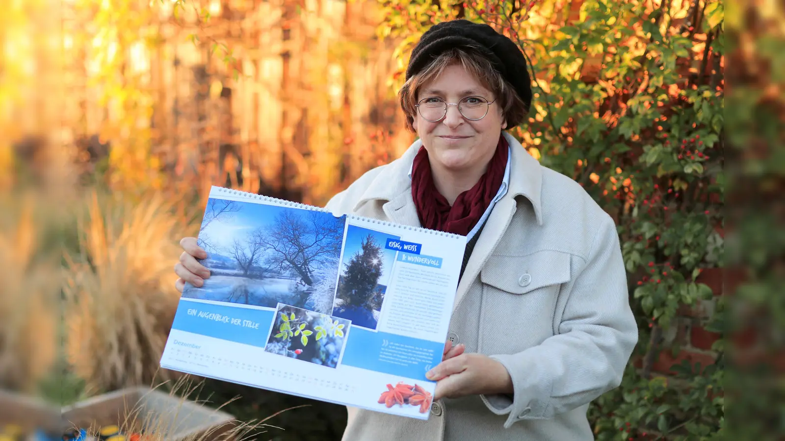 Christiane Sasse mit dem Diemeltal-Kalender. (Foto: Jennifer Adam)