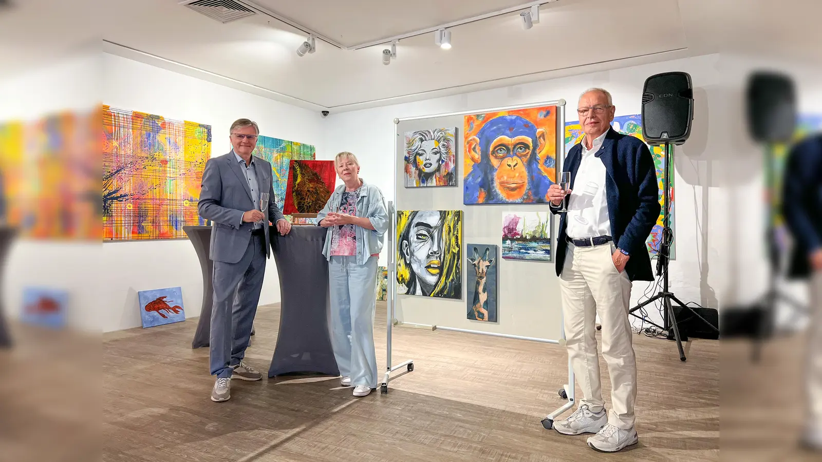 V.l.: Uwe Schünemann, Vorsitzender CDU Stadtverband Holzminden-Boffzen, Künstlerin Jutta Teiwes, Heinrich Schaper, Initiator der Ausstellung. (Foto: Sabine Echzell)