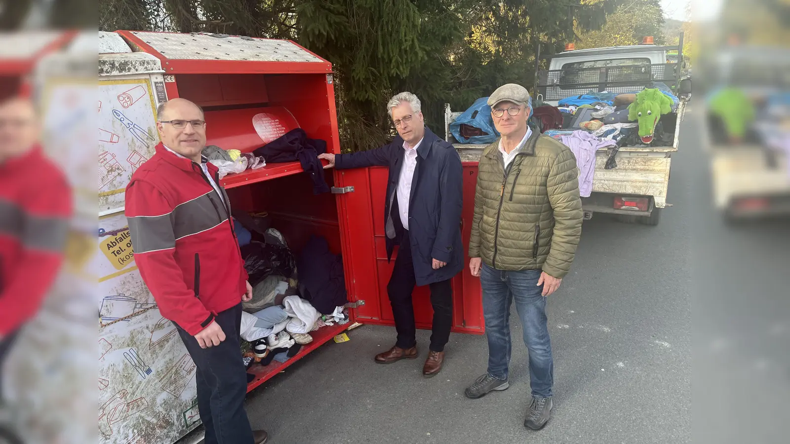 V.l.: Christian Lange (Vorstand des DRK-Kreisverbands Höxter), Stefan Fellmann (Dezernent für Schulen, Ordnung, Soziales und Recht der Stadt Höxter) und Hubertus Abraham (Leiter der Abteilung Abfallwirtschaft und Bodenschutz des Kreises Höxter) appellieren an alle Bürgerinnen und Bürger, das Altkleider-Sammelsystem verantwortungsvoll zu nutzen. (Foto: Kreis Höxter)