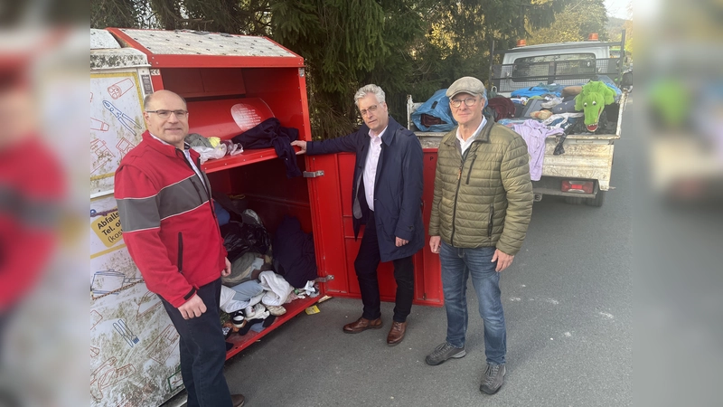 V.l.: Christian Lange (Vorstand des DRK-Kreisverbands Höxter), Stefan Fellmann (Dezernent für Schulen, Ordnung, Soziales und Recht der Stadt Höxter) und Hubertus Abraham (Leiter der Abteilung Abfallwirtschaft und Bodenschutz des Kreises Höxter) appellieren an alle Bürgerinnen und Bürger, das Altkleider-Sammelsystem verantwortungsvoll zu nutzen. (Foto: Kreis Höxter)