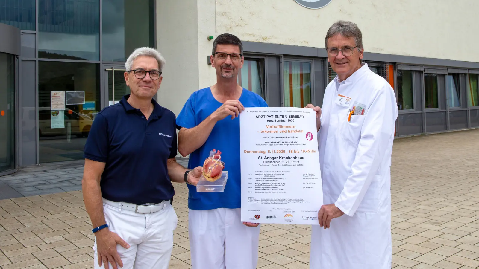 Klären gemeinsam über Vorhofflimmern auf (von links): Kardiologe mit Facharztpraxis Dr. Martin Buerschaper, Chefarzt der Kardiologie Dr. Béla Bózsik und Leitender Arzt für Elektrophysiologie Dr. Eckhard Sorges, beide am St. Ansgar Krankenhaus Höxter. (Foto: KHWE)