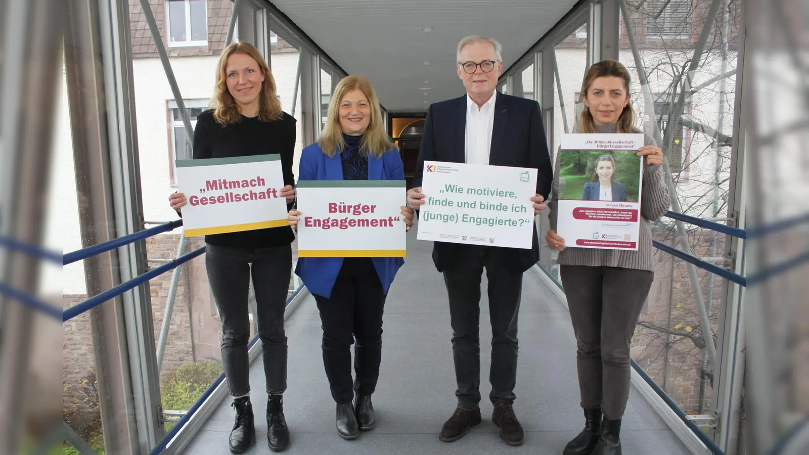 Hoffen auf gute Resonanz (v.l.): Eva Lisa Mlody, Filiz Elüstü, Kreisdirektor Klaus Schumacher und Nursen Eliyazici. (Foto: Kreis Höxter)