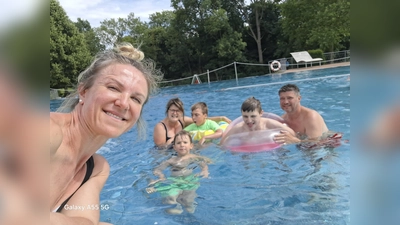 Die Gruppe genoss das tolle Wetter im Freibad.  (Foto: Natalia Friesen)