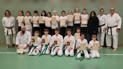 1. von links Verena Zenunaj. 1. von rechts Thomas Sporleder, 2. von rechts Imke Wingrat, 3. von rechts Jasmin Arneke. (Foto: privat)