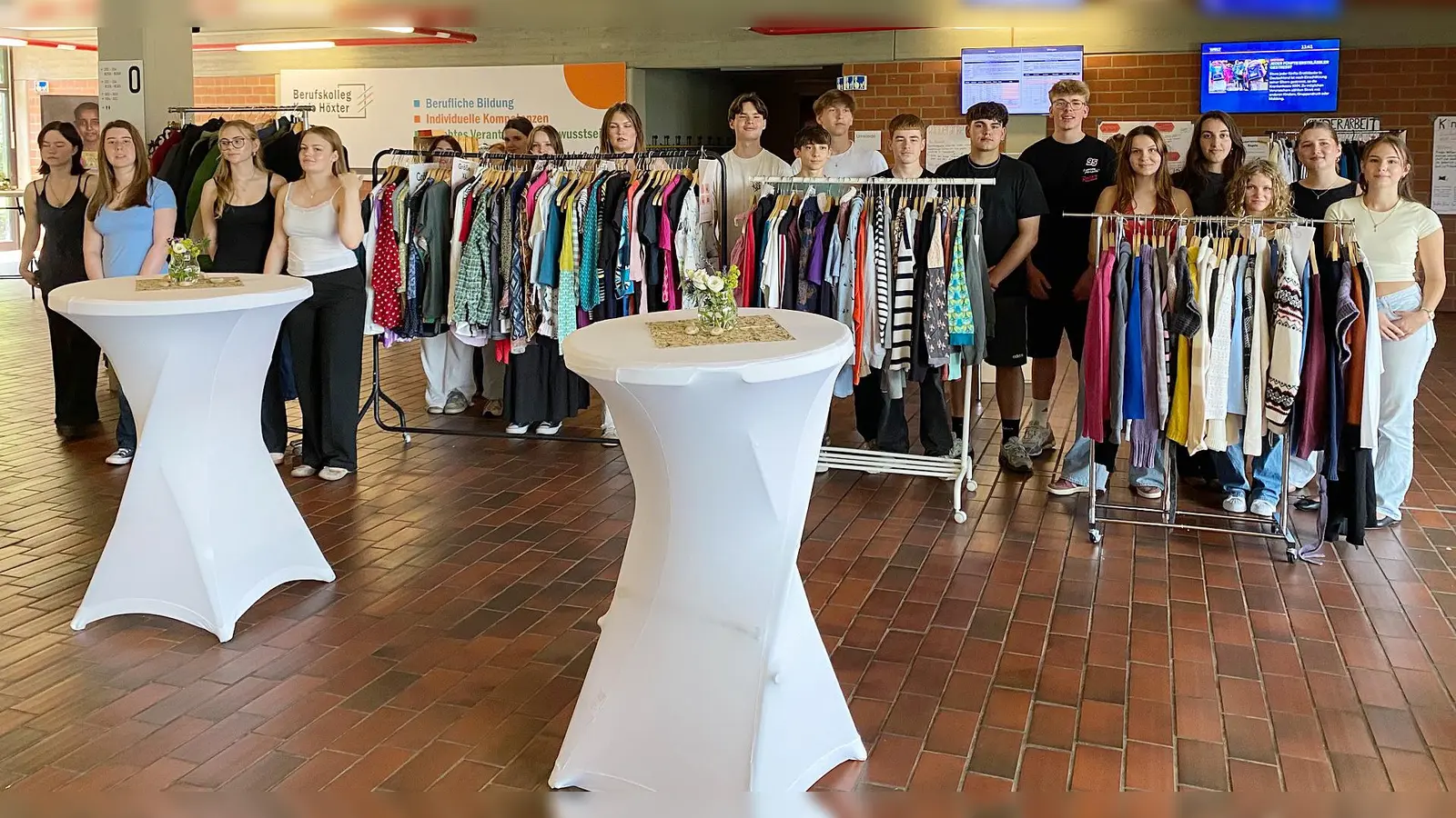 Die Schüler des Berufskolleg Kreis Höxter haben gemeinsam mit dem Kreis Höxter eine Kleidertauschbörse am Standort Höxter organisiert. (Foto: Kreis Höxter)