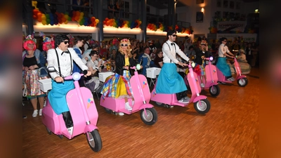 Rollende Eisverkäufer beim Kostümball. (Foto: Peter Vössing)