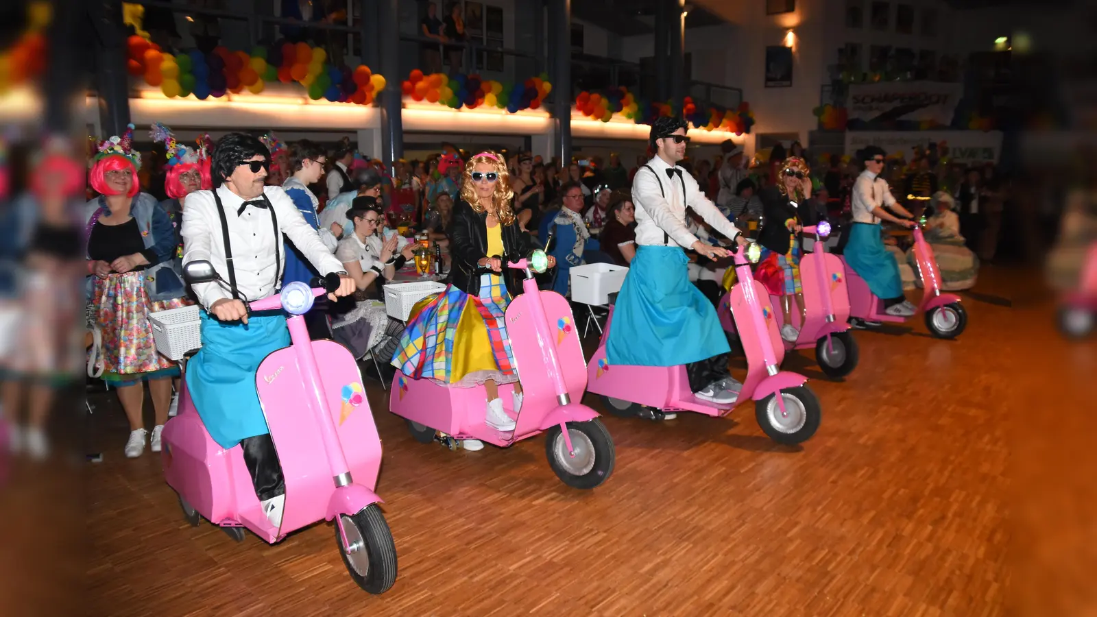 Rollende Eisverkäufer beim Kostümball. (Foto: Peter Vössing)