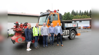 V.l.: Erste Kreisrätin Sarah Humburg, Straßenmeisterei-Bereichsleiter Jürgen Twele, Lars Seidensticker, Henning Ohm und Landrat Micheal Schünemann auf dem Betriebsgelände der Straßenmeisterei des Landkreises im Stadtoldendorfer Warteweg. (Foto: Landkreis Holzminden)