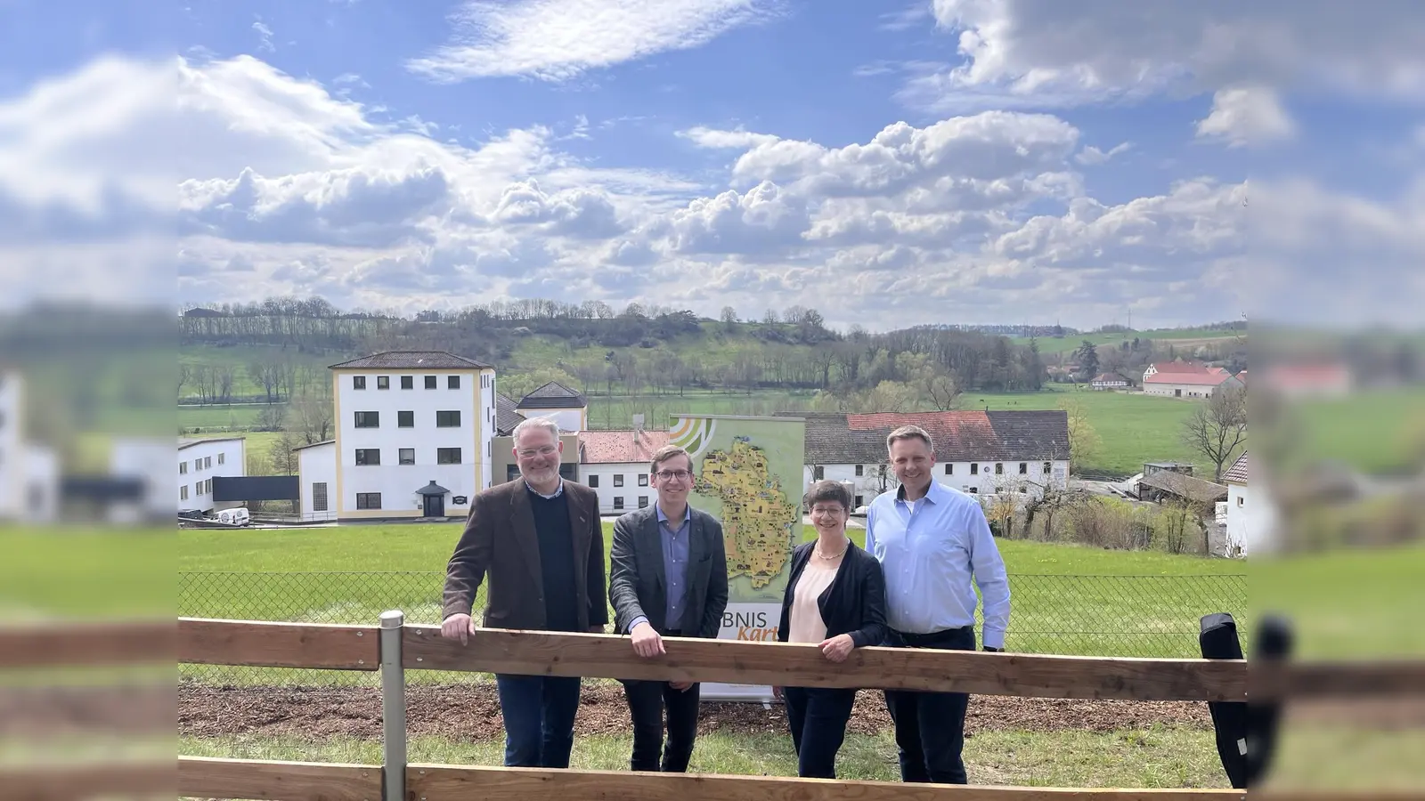 Die Braurei-Geschäftsführer Michael Kohlschein (l.) und Franz-Axel Kohlschein (r.) mit Naturpark-Geschäftsführerin Birgit Hübner und Bürgermeister Tobias Scherf. (Foto: Julia Sürder)