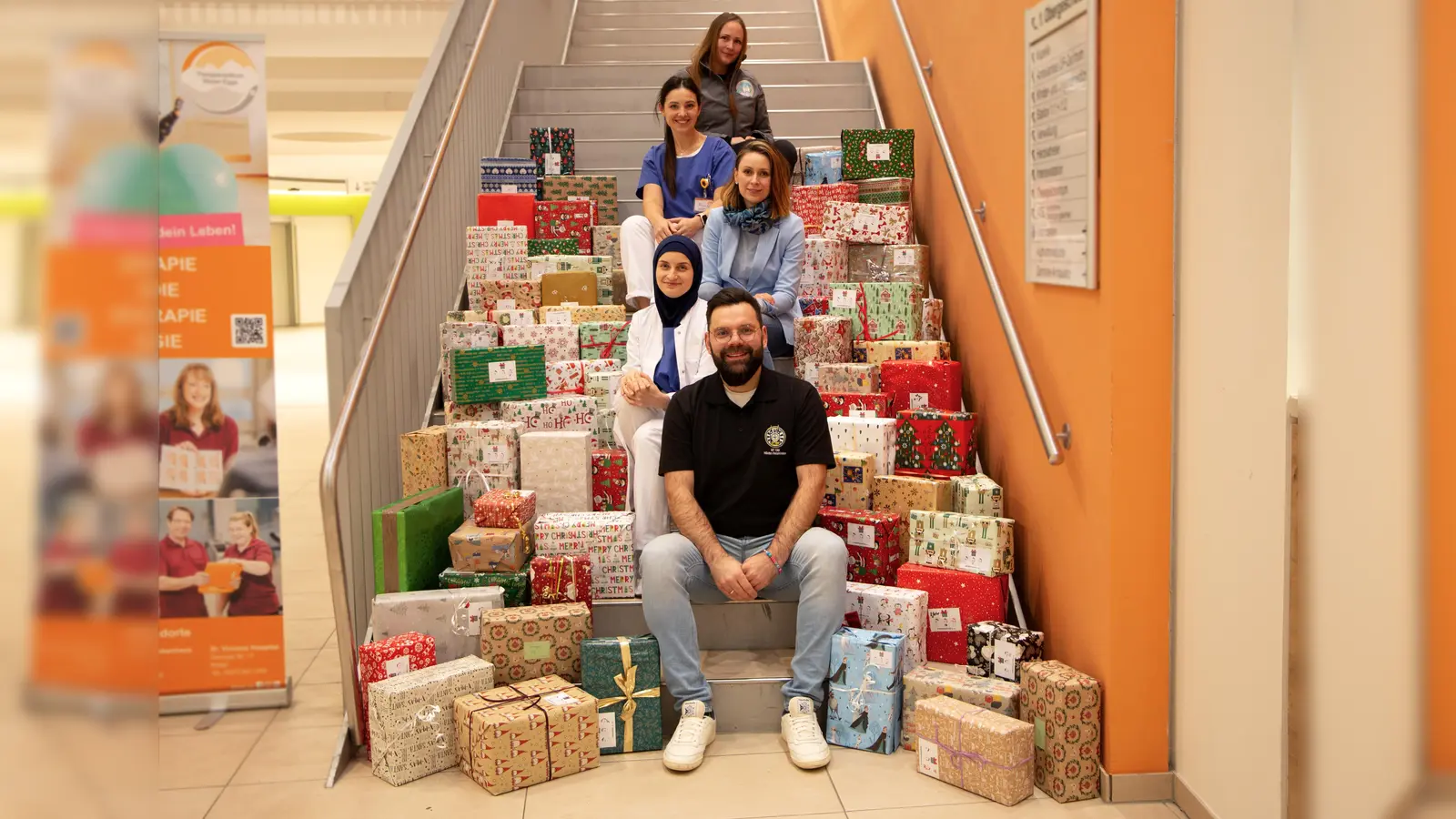 Über die zahlreichen Pakete freuten sich (von hinten nach vorne) Claudia Heinrich vom Ladies Circle 64 Höxter/Holzminden (Funktionsoberärztin der Gastroenterologie), Olha Berezovska (Assistenzärztin der Inneren Medizin), Juliane Gierke (Standortleitung St. Ansgar Krankenhaus), Anna Sharafullina (Assistenzärztin der Inneren Medizin) und Daniel Heinrich vom Old Table 150 Höxter-Holzminden. (Foto: KHWE)