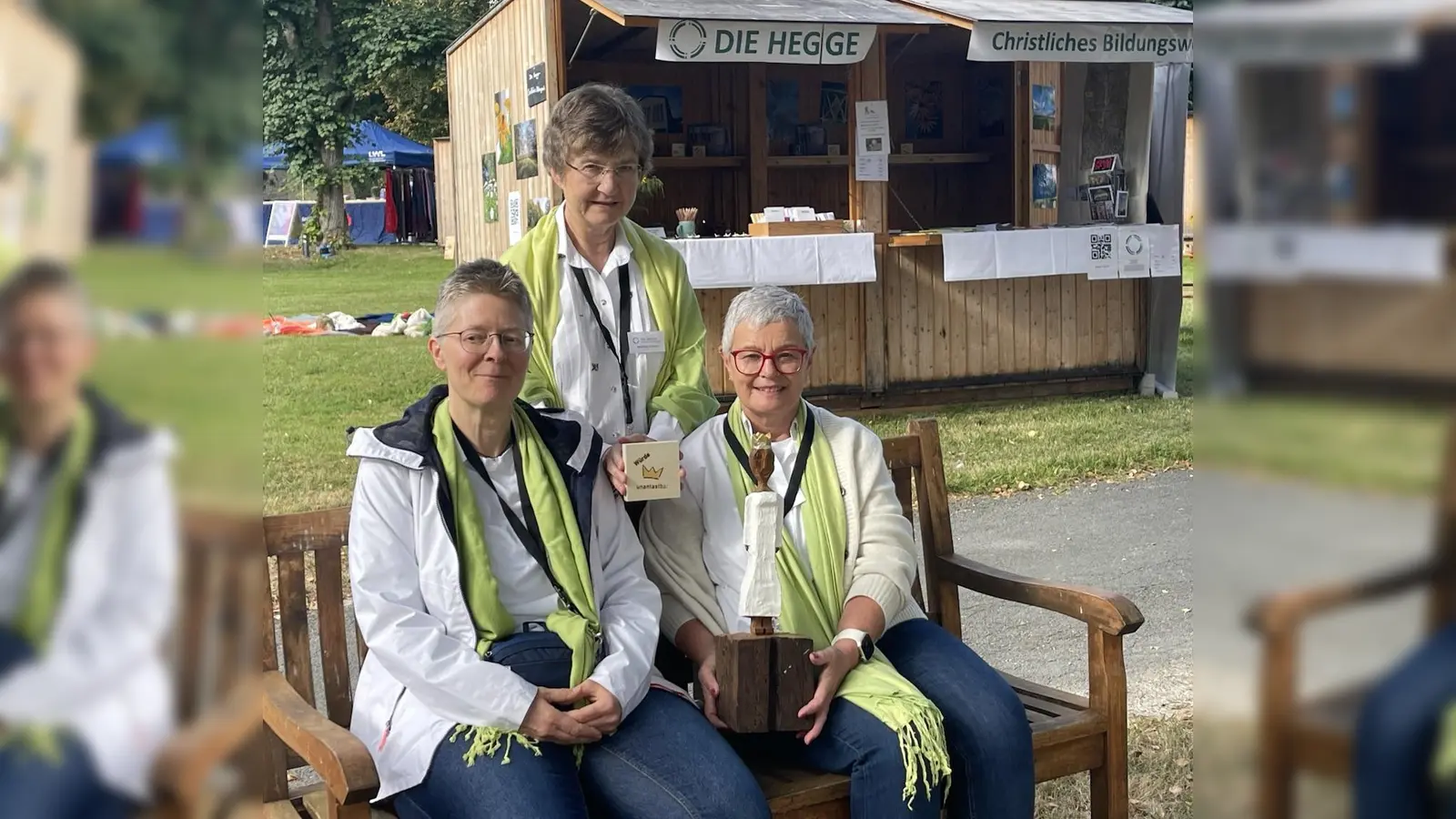 Drei Frauen des HEGGE-Rings und die Königin von Ralf Knoblauch freuen sich auf Besucherinnen und Besucher. (Foto: privat)