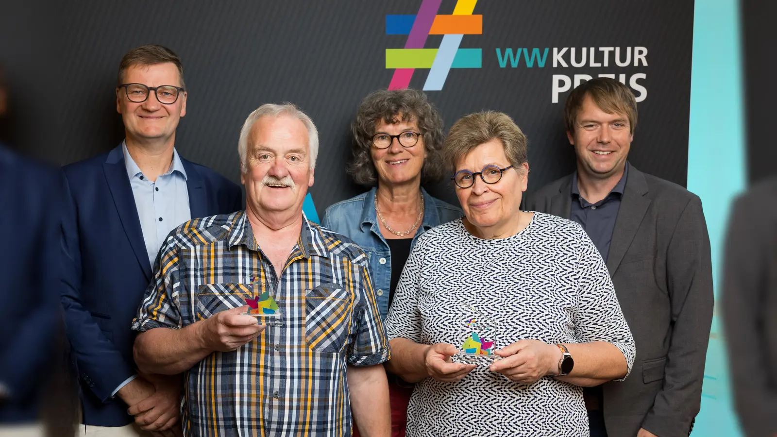 Preisverleihung des WestfalenWeser-Kulturpreises 2025 (v.l. hinten): Thomas Bodenhage, Ulrike Weißenborn und Sebastian Rode, (vorn) Hans-Jürgen Toschek und Gretel Heil. (Foto: privat)