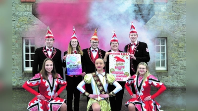 Laden ein zum Ossendorfer Karneval 2023: das Vorstands-Team der Karnevalsgesellschaft Rot-Weiss (hinten, v.l.) Martin Wiegand, Maren Petry, Präsident Wilhelm Engemann, Tanja Friedrich und Daniel Zinkhöfer. Auf ihre Auftritte freuen sich (vorne l.) Greta Engemann und (vorne r.) Melissa Görzen von der Tanzsport-Garde der Rot-Weissen Funken sowie das Solomariechen Emily Jochheim.  (Foto: privat)