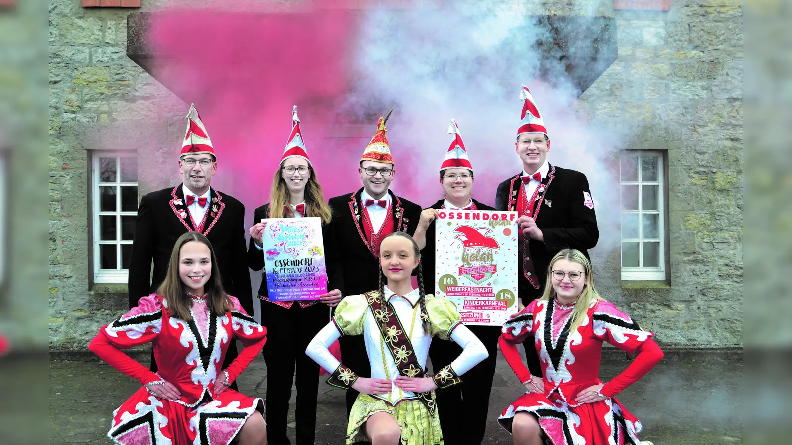 Laden ein zum Ossendorfer Karneval 2023: das Vorstands-Team der Karnevalsgesellschaft Rot-Weiss (hinten, v.l.) Martin Wiegand, Maren Petry, Präsident Wilhelm Engemann, Tanja Friedrich und Daniel Zinkhöfer. Auf ihre Auftritte freuen sich (vorne l.) Greta Engemann und (vorne r.) Melissa Görzen von der Tanzsport-Garde der Rot-Weissen Funken sowie das Solomariechen Emily Jochheim.  (Foto: privat)