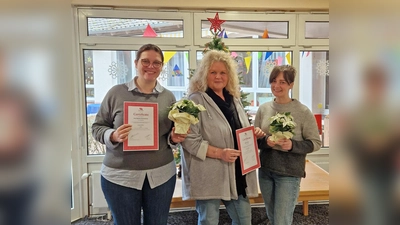 Erfolgreicher Abschluss der Fortbildung zum Marte Meo Practicioner (v. l.): Anna Karoline Pommerening (Leitung Ev. Kita Kunterbunt Höxter), Sandra Wiedey (Marte Meo Colleague Trainerin) und Melissa Schlei (Leitung Ev. Familienzentrum Arche Warburg). (Foto: Kita-Verbund)
