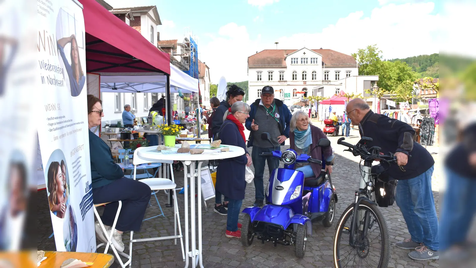 Infostand Bürgerverein und Landkreis Kassel zum Infoangebot (Foto: Barbara Siebrecht)