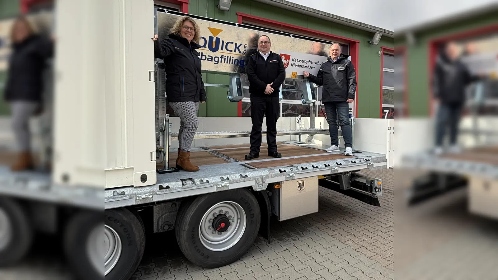 Landrat Michael Schünemann (rechts), Erste Kreisrätin Sarah Humburg und Kreisbrandmeister Michael Eisenbeis machten sich ein Bild von der neuen Maschine. (Foto: Landkreis Holzminden)