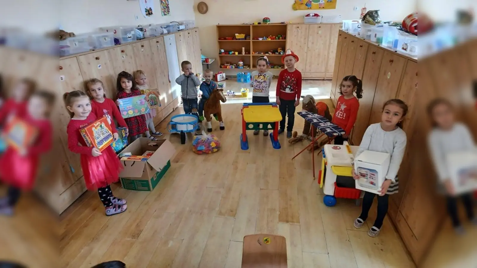 Kinder in ihrem neu ausgestatteten Klassenzimmer. (Foto: privat/Rudert)
