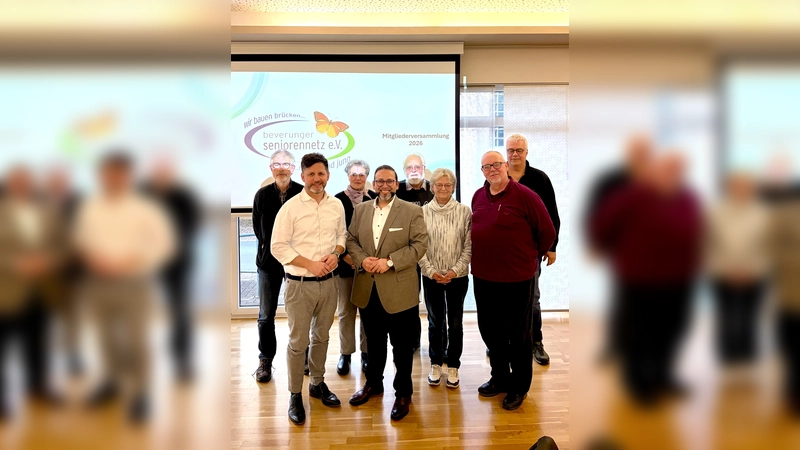 Der neue Vorstand Mario Pape, Bürgermeister Tino Wenkel, Cornelia Vogl, Amr Akel, Serge Oldenbourg, Irene Alberding, Uwe Neumann, Bernwald Menge (Foto: Seniorennetz)