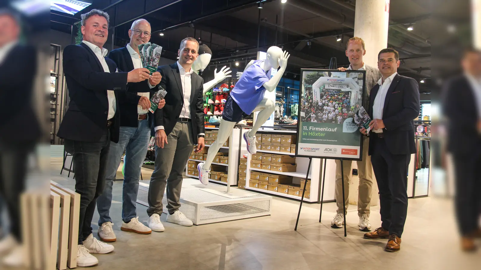 V.l.: Uwe Hülkenberg (Vertriebsmitarbeiter der AOK NordWest), Thomas Pottmeier (Teamleiter Vertrieb AOK NordWest), Jörg Albers (Unternehmenskundenbetreuer der Sparkasse Paderborn-Detmold-Höxter), Jens Klingemann (Geschäftsführer Sport-und Modehaus Klingemann GmbH) und Andreas Trotz (Vorstandsmitglied der Sparkasse Paderborn-Detmold-Höxter). (Foto: AOK/hfr.)