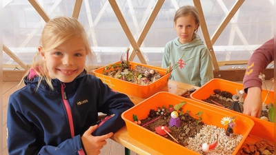 Kindergeburtstag im Archäologiepark Höxter: Verschiedene Programme stehen zur Auswahl – hier gestalten die Mädchen einen Traumgarten in der Kiste. (Foto: Huxarium Gartenpark Höxter)