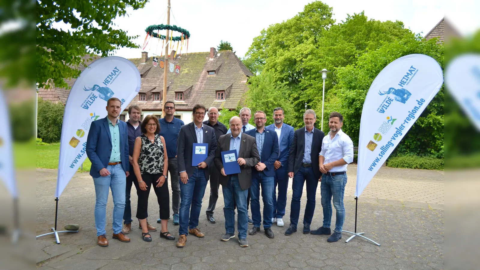 Der Vorstand der SVR heißt den Bürgermeister der Stadt Hardegsen als neues Mitglied willkommen (v.l.): Sven Wolter (Bürgermeister Stadt Dassel), Sebastian Rode (Samtgemeindebürgermeister Samtgemeinde Bodenwerder-Polle), Martina Rode (Landkreis Northeim), Cornelius Turrey (Bürgermeister Gemeinde Wesertal), Lars Gunnar Gärner (Bürgermeister Stadt Hardegsen), Thomas Junker (Samtgemeindebürgermeister Samtgemeinde Bevern), Torsten Bauer (Bürgermeister Stadt Uslar), Gerald Wucherpfennig (Bürgermeister Flecken Bodenfelde), Manuel Liebig (Geschäftsführer SVR), Christian Belke (Bürgermeister Stadt Holzminden), Ralf Buberti (Landkreis Holzminden) und Tino Wenkel (Samtgemeindebürgermeister Samtgemeinde Boffzen). (Foto: SVR)