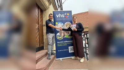 Dr. Alexander Akel (VHS-Leiter) und Silke Kaufmann (Leiterin Bildungs-Institut für Pflegeberufe in Warburg-Rimbeck). (Foto: privat)