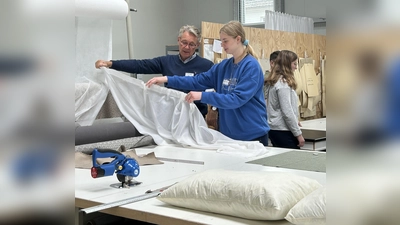 „Tag der offenen Betriebstür“: Hier bei der Sapo Sattlerei und Polsterei in Höxter. Mitarbeiter Michael Köster präsentiert selbst erstellte Gardinen. (Foto: Kreishandwerkerschaft Höxter-Warburg)