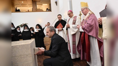 Bildhauer Thomas Torkler hatte den Altar geschaffen und verschließt ihn hier, nachdem Erzbischof Becker Reliquien des heiligen Benedikt hineingelegt hat. (Foto: Foto: pdp / Thomas Throenle)