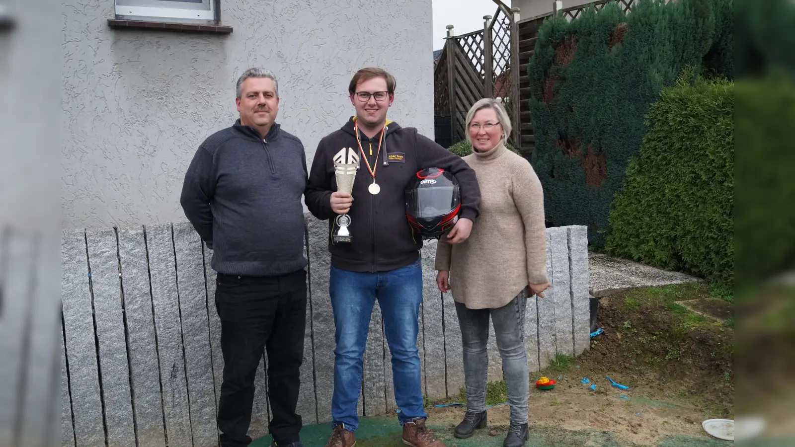(V.l.) Sportleiter Markus Budzinski, Deutscher Vizemeister Jonas Budzinski und die stellvertretende MSC-Vorsitzende Michaela Heere. (Foto: MSC Weser-Diemel)