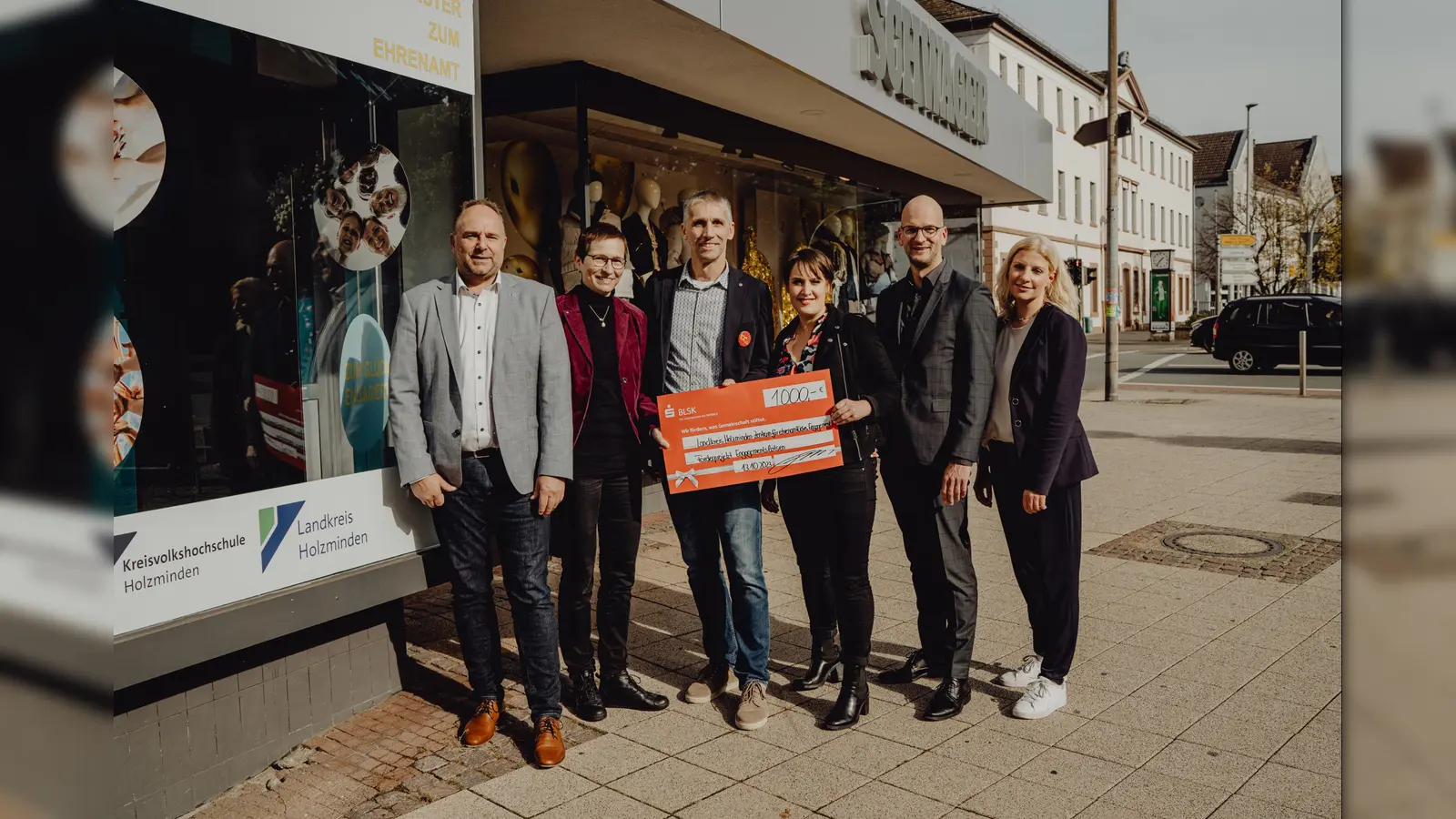 Schaufenster zum Ehrenamt ist eröffnet: Landrat Michael Schünemann, Heidi Rust (Freiwilligenakademie Niedersachsen), Matthias Kumlehn (Kaufhaus Schwager), Anja Kurth (ZEE), Manuel Wenzel (S-Welt Braunschweigische Landessparkasse Holzminden), Stefanie Pöhler (Kreisvolkshochschule Holzminden) (Foto: ZEE)