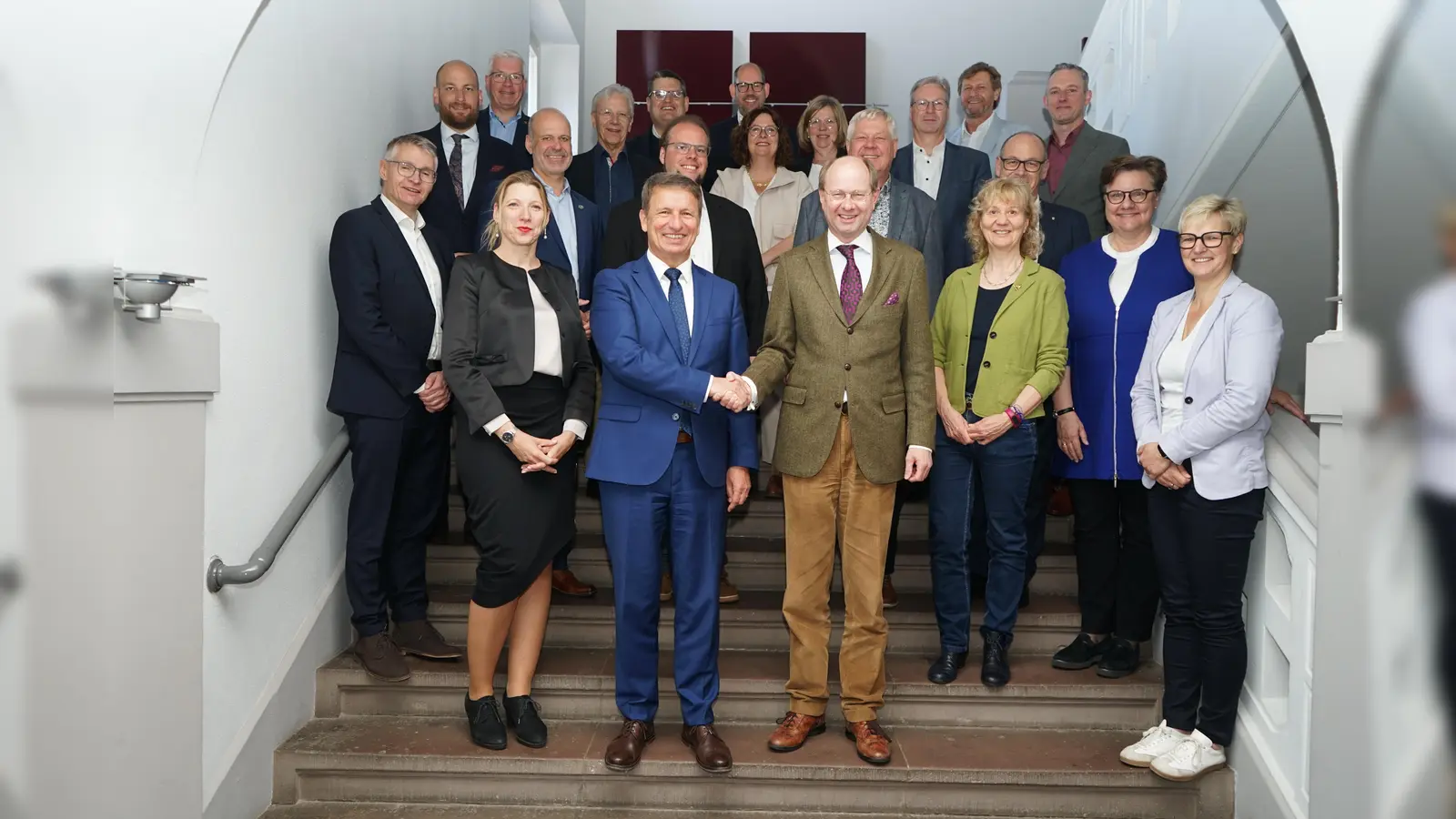 Landrat Michael Stickeln (vorne l.) ist einstimmig zum Vorsitzenden des Umwelt- und Bauausschusses des Landkreistages Nordrhein-Westfalen gewählt worden. Er folgt damit folgt auf den bisherigen Vorsitzenden und Präsidenten des Landkreistages NRW, Landrat Dr. Olaf Gericke (Kreis Warendorf, vorne r.). (Foto: Kreis Höxter)