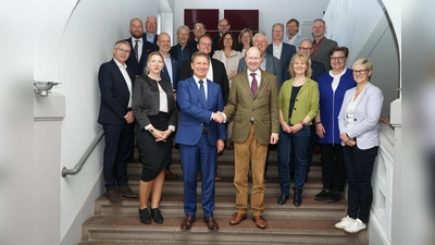 Landrat Michael Stickeln (vorne l.) ist einstimmig zum Vorsitzenden des Umwelt- und Bauausschusses des Landkreistages Nordrhein-Westfalen gewählt worden. Er folgt damit folgt auf den bisherigen Vorsitzenden und Präsidenten des Landkreistages NRW, Landrat Dr. Olaf Gericke (Kreis Warendorf, vorne r.). (Foto: Kreis Höxter)