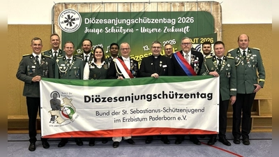 V.l.: Brudermeister Jörg Aufenanger, Feldwebel Benedikt Drewes, Bezirksgeschäftsführer und 2. Schießmeister Kevin Ide, 2. Kassierer Nico Kröger, stellv. Diözesanjungschützenmeisterin Juliane Bogedain, Natzunger Schützenpräses John Paul Thaikkadan, Diözesanjungschützenmeister Daniel Fromme, Diözesanjungschützenpräses Tobias Kiene, Kassierer Alexander Hake, stellv. Diözesanjungschützenmeister Markus Scholz, 2. Schriftführer Jonas Jochheim, Jungschützenmeister und Schriftführer Patrick Ide, Bezirksjungschützenmeister und Natzunger Schützenkönig Christian Milleg. (Foto: privat)