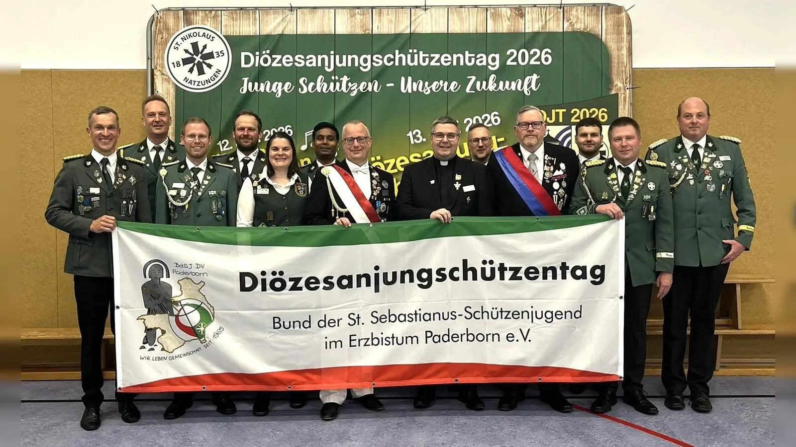V.l.: Brudermeister Jörg Aufenanger, Feldwebel Benedikt Drewes, Bezirksgeschäftsführer und 2. Schießmeister Kevin Ide, 2. Kassierer Nico Kröger, stellv. Diözesanjungschützenmeisterin Juliane Bogedain, Natzunger Schützenpräses John Paul Thaikkadan, Diözesanjungschützenmeister Daniel Fromme, Diözesanjungschützenpräses Tobias Kiene, Kassierer Alexander Hake, stellv. Diözesanjungschützenmeister Markus Scholz, 2. Schriftführer Jonas Jochheim, Jungschützenmeister und Schriftführer Patrick Ide, Bezirksjungschützenmeister und Natzunger Schützenkönig Christian Milleg. (Foto: privat)