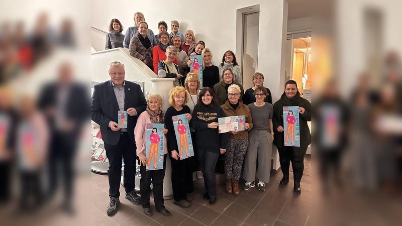 Bürgermeister Daniel Hartmann, Gleichstellungsbeauftragte Nadine Nolte (rechts) sowie Vertreterinnen des Frauennetzwerks Höxter präsentieren das Programm der Frauenaktionswochen 2026 unter dem Motto „Stark. Sicher. Selbstbestimmt.“. (Foto: Stadt Höxter)