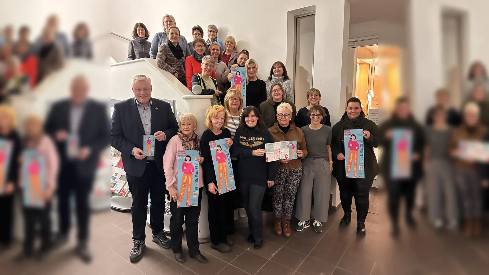 Bürgermeister Daniel Hartmann, Gleichstellungsbeauftragte Nadine Nolte (rechts) sowie Vertreterinnen des Frauennetzwerks Höxter präsentieren das Programm der Frauenaktionswochen 2026 unter dem Motto „Stark. Sicher. Selbstbestimmt.“. (Foto: Stadt Höxter)