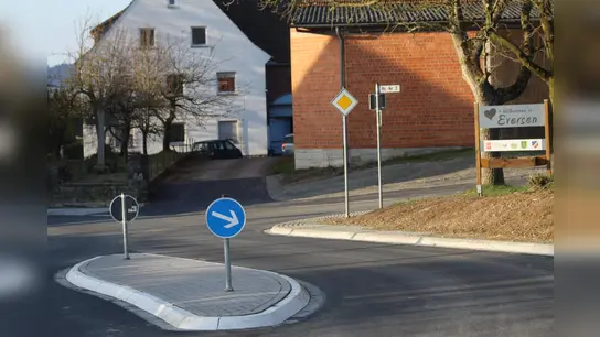 Die neue Ortsdurchfahrt in Eversen: Der neue Gehweg gibt den Fußgängern Sicherheit. Der Fahrbahnteiler wirkt wie eine Insel und dient der Geschwindigkeitsdämpfung. (Foto: Kreis Höxter)