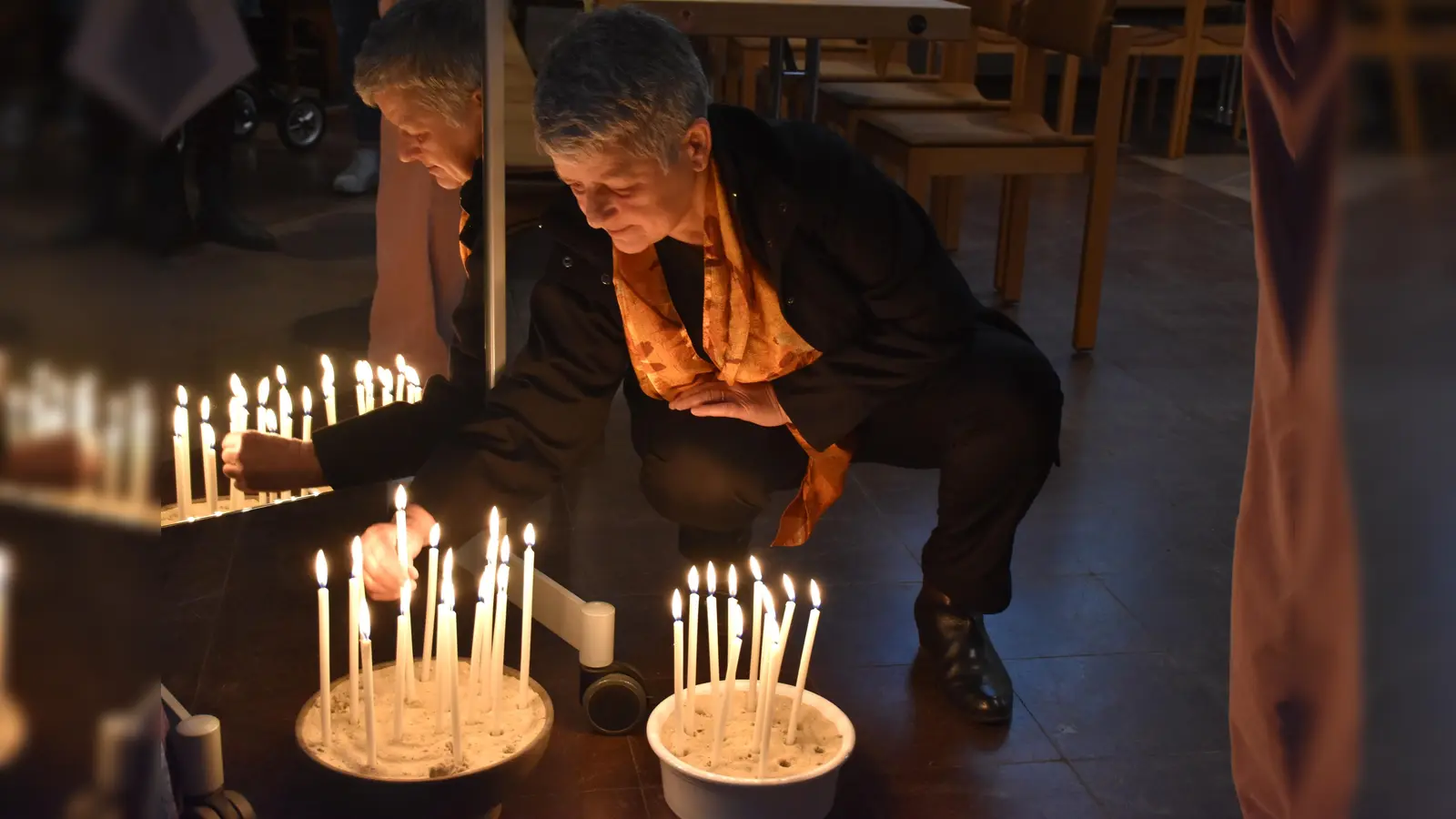 Die Frauen entzündeten Kerzen vor dem Spiegel zum Thema „Trauer“. (Foto: Barbara Siebrecht)