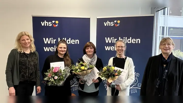 (v.l.) Bildungsmanagerin Stefanie Pöhler, die glücklichen Absolventinnen Denise Schmock, Doreen Diekmann und Anja Eishold, KVHS-Leitung Heike Stratmann-Berthold (Foto: KVHS Holzminden)